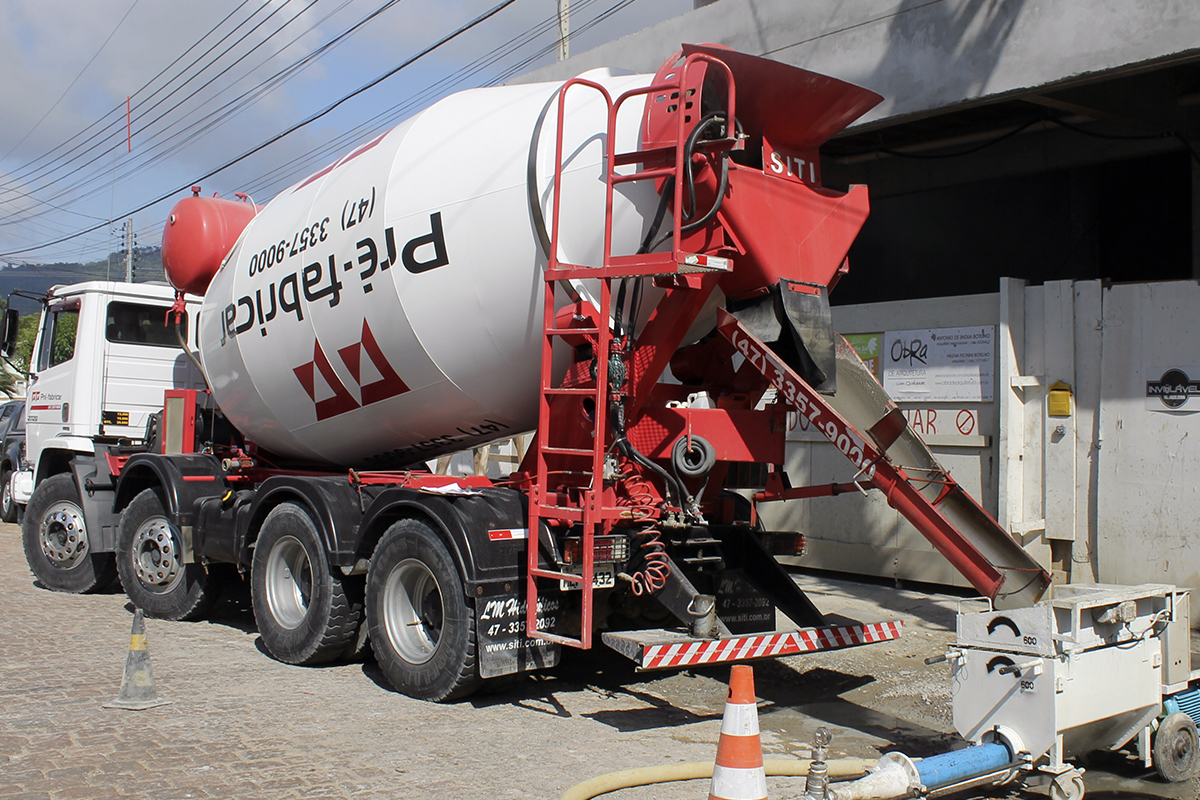 Caminhão betoneira de concreto