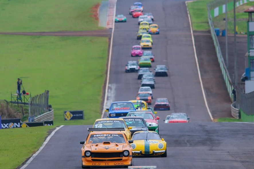 Gold Classic: categoria de carros clássicos faz corridas em Goiânia